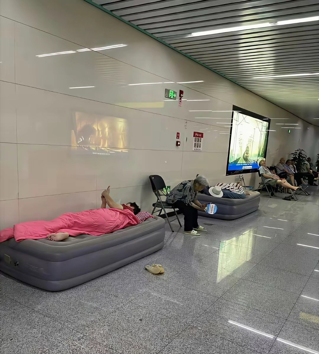 其实能理解夏天热在地铁里蹭空调的行为，但是这样有点太过分了吧。