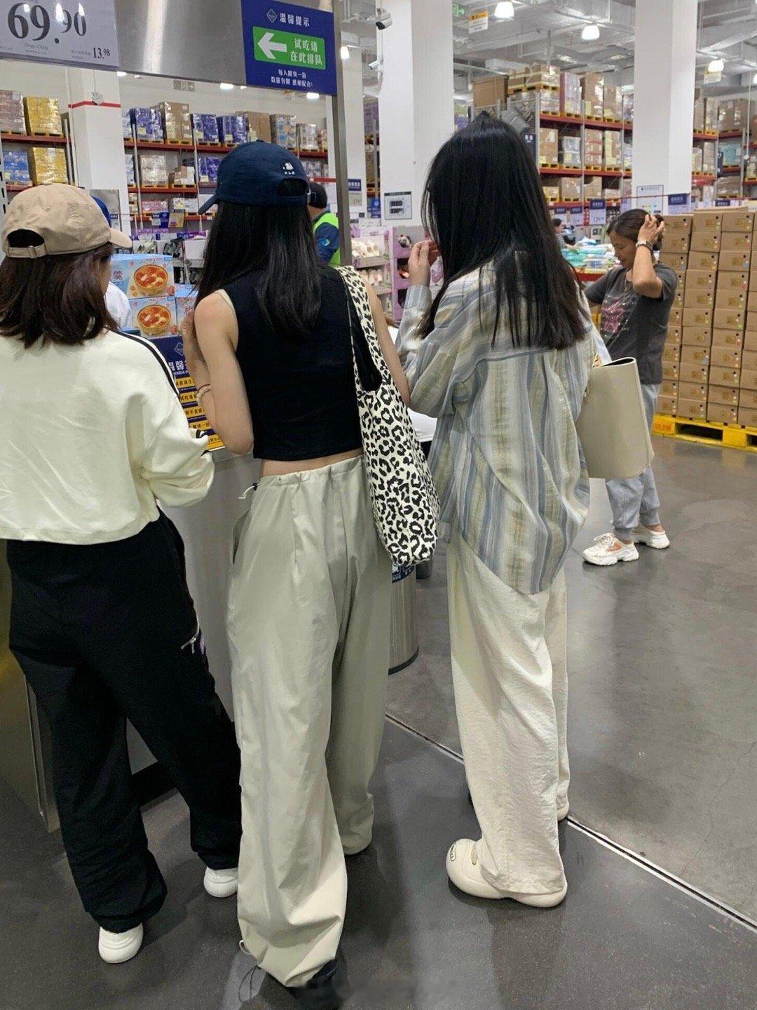 为什么现在大家都这么穿了！？？突然发现现在女生都穿的都很宽松，刚上大一的时候大家