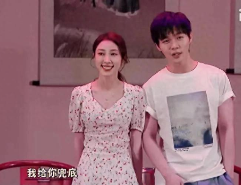 张小婉左凌峰被曝同居！深夜搂腰同回爱巢，网友：这CP成真了