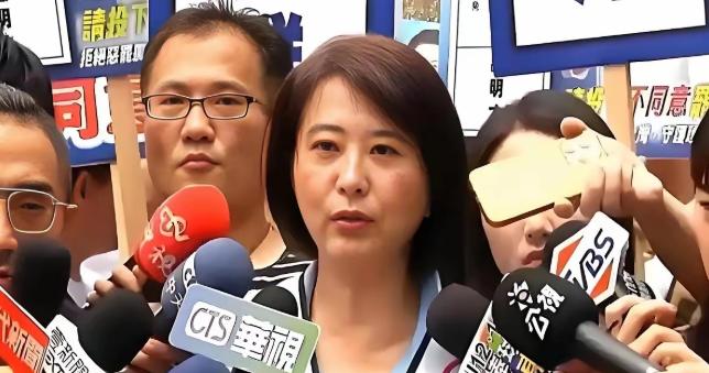 国民党立委王鸿薇公开表态，若解放军再举行围台军演，将和民进党联手硬推，蓝营政客跳