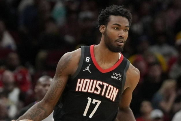 火箭肯定要在贾和伊森中二选一毫无疑问，交易伊森是必然，下赛季留下柯基也不错，阿