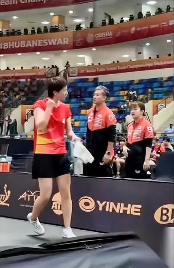 王曼昱又让日本队破防了！3:1赢桥本后她做了个动作继打崩张本美和后，王曼