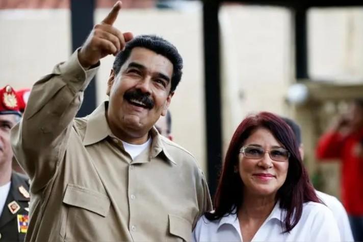 杜马罗和现任妻子相差九岁，他们是姐弟恋。他妻子还挺会打扮的，他们看起来像同龄人。