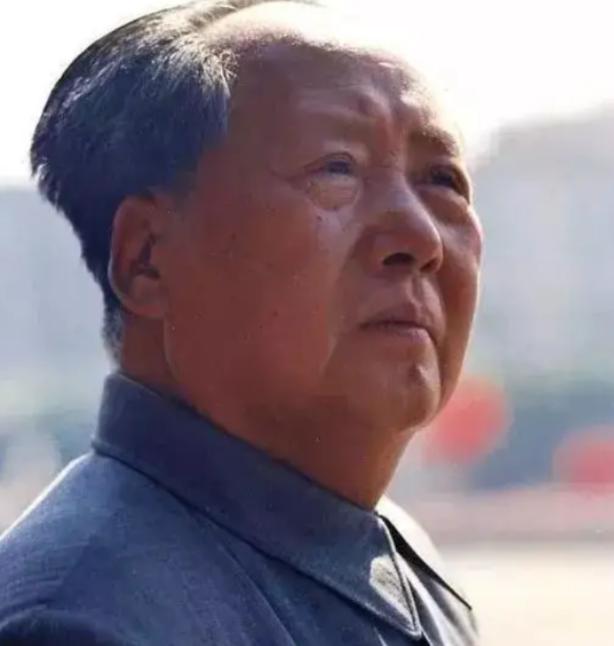 1976年9月8日，毛主席病危，却在纸上写下“三”字，随后又在床头敲了三下，一旁