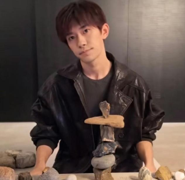 易烊千玺开了场莫名其妙的直播直播全程就讲了四句话，大家好→垒石头→成功→就到这