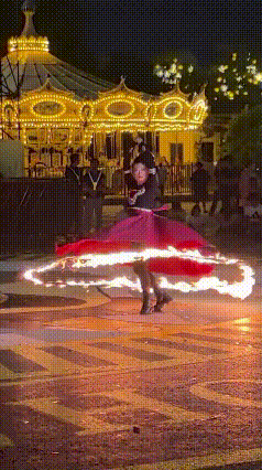 江苏徐州乐园欢乐世界这一幕看得人心里揪得慌。火裙舞表演为了追求视觉效果，演