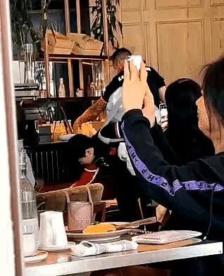 一个是人前一个是人后，莎头的关系处成啥样了？候场时俩人挨着坐得那