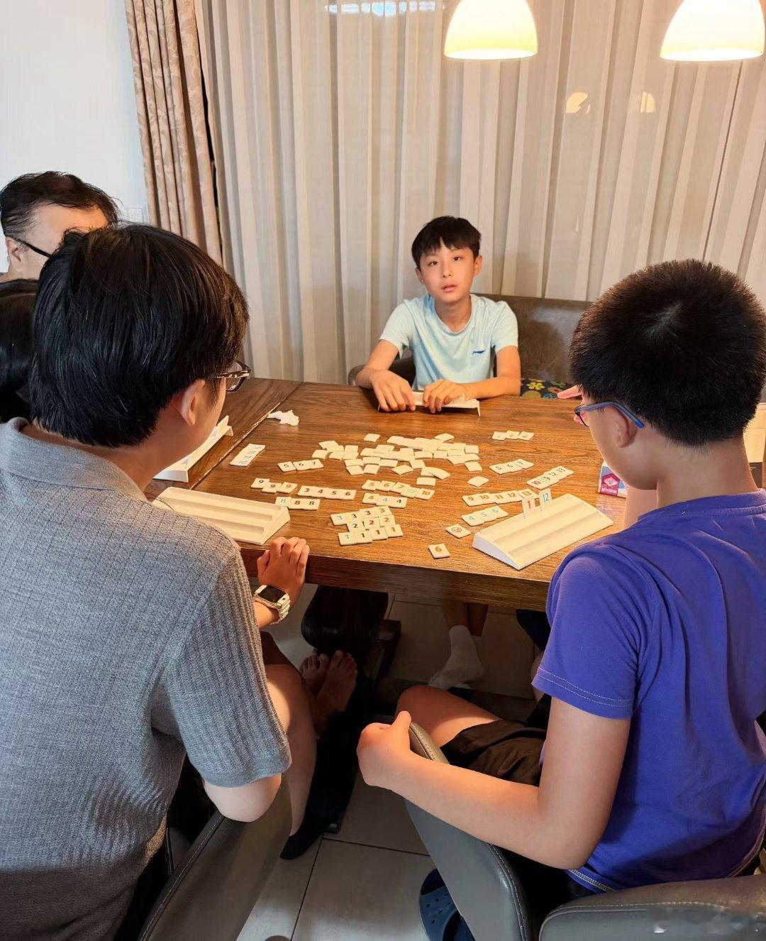 今天去琛琛家烧烤，妈耶，太热了，35度，密嘉在花园一阵热浪中烤得汗流浃背。琛琛妈