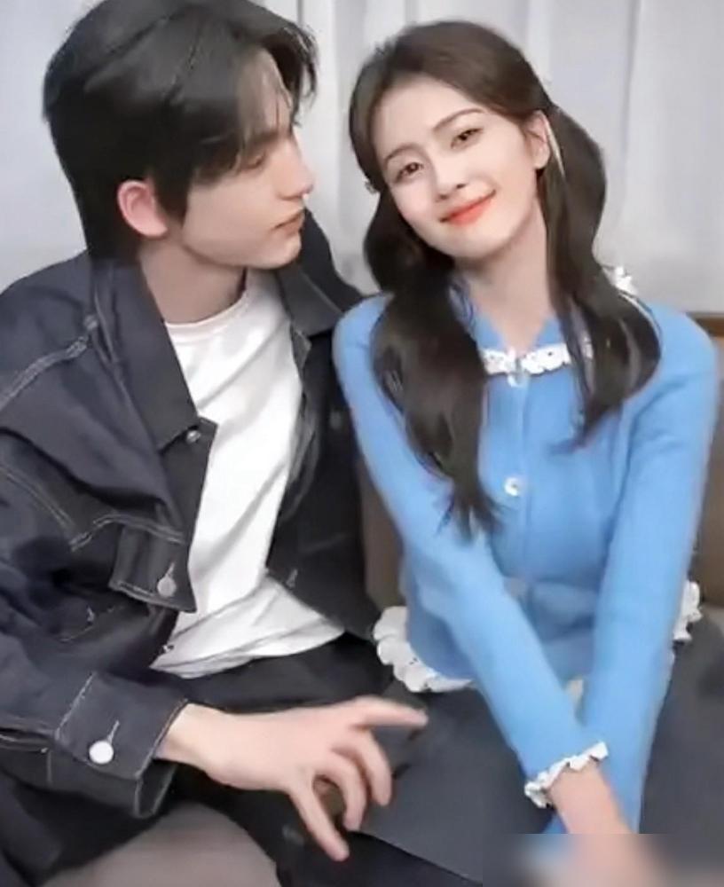 就0.1秒，白鹿那个白眼翻得，18亿人围观，娱乐圈的爱情比纸还薄。前一秒，