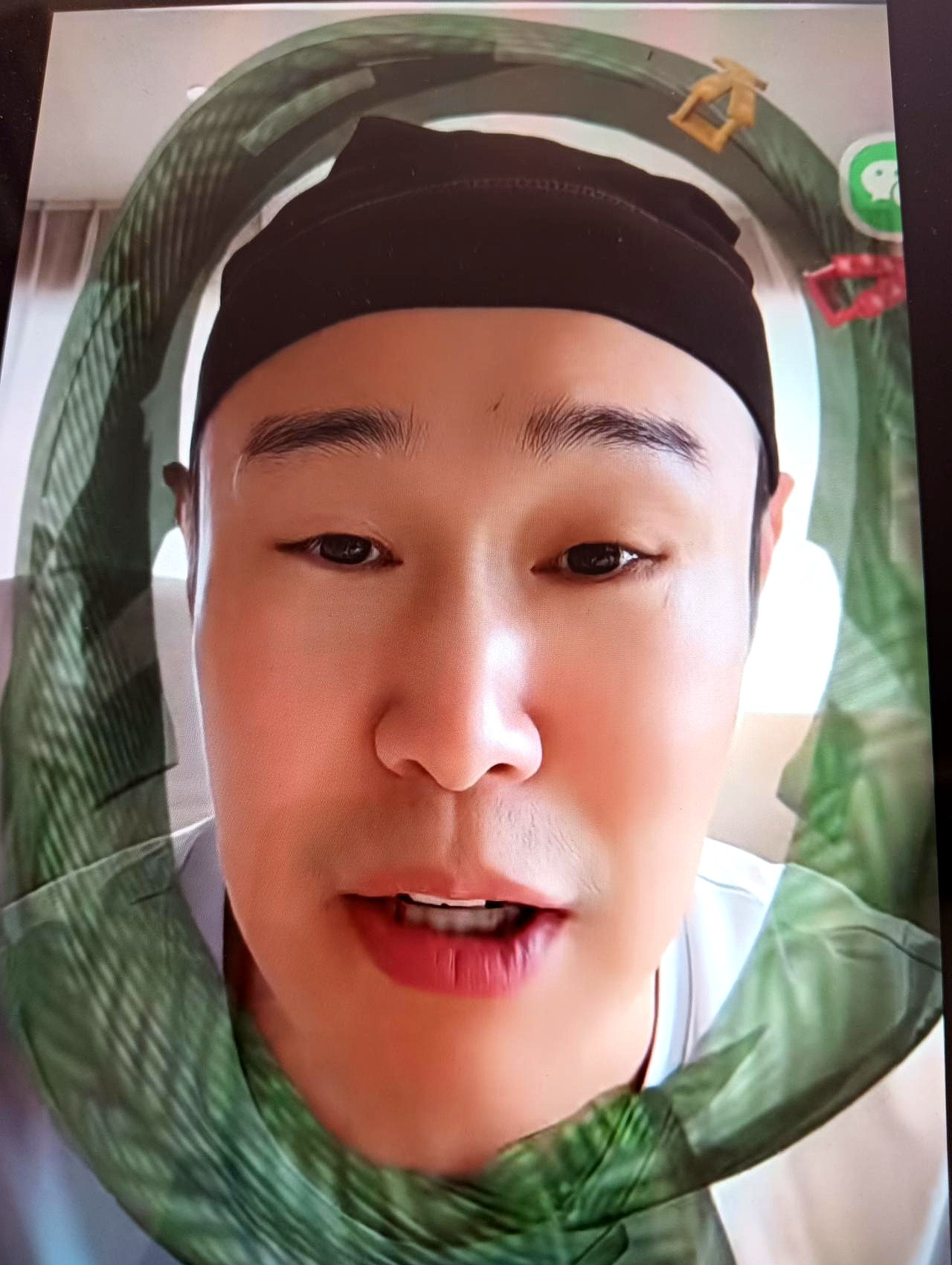 以为小沈阳在直播间跟网友呛起来了，仔细一看才发现全是东北式的幽默砸梗有人瞧见他的头饰就打趣问是不是戴