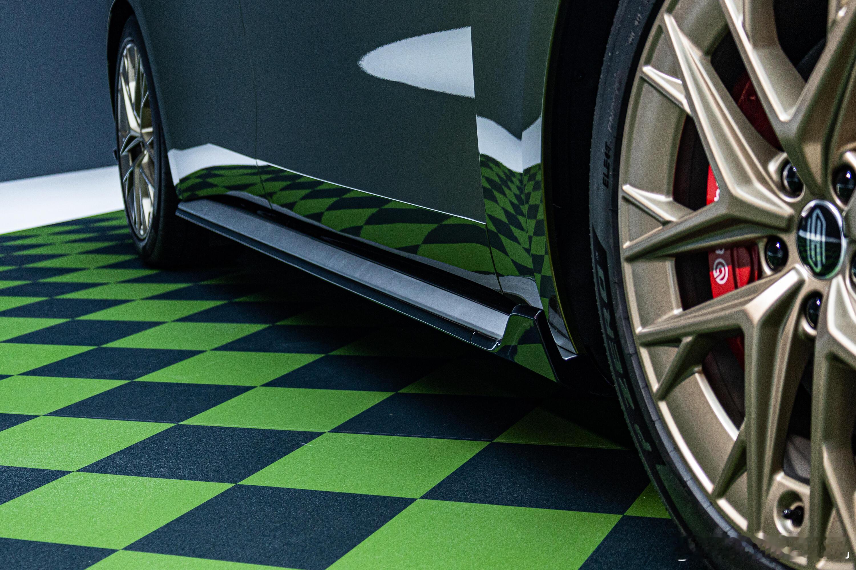 尚界这次的车高控制得很好，纯电车要做出这种修长低趴的造型很不容易。而且内饰和灯组