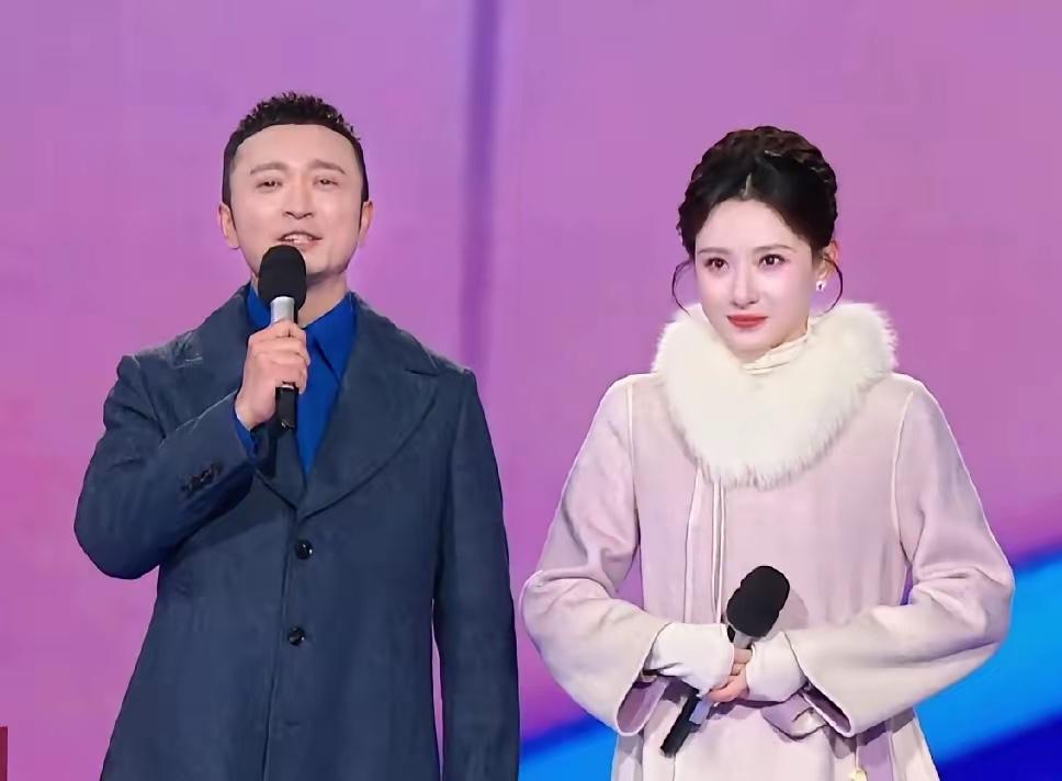 终于真相大白了，央视跨年晚会上每个人都穿着厚厚的大衣，不是因为他们怕冷，而是因为