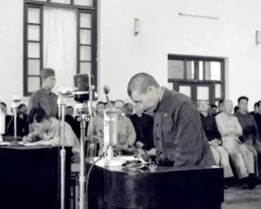 狱中，赵一曼的肚子被灌得鼓了起来，旁边的敌人拍了拍她的肚子，笑着说：“再灌点。”