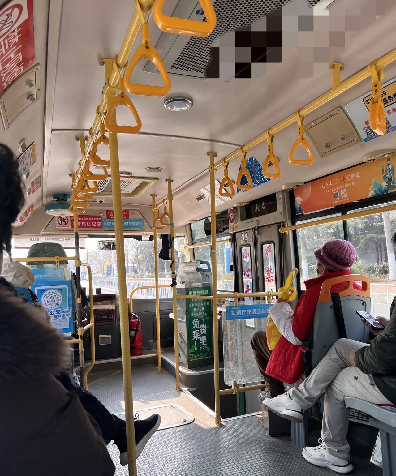 震惊了！公交车上这一幕真的让人心里堵得慌一个男人对着电话嘶吼，说一个人带