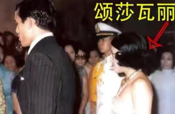 不管是出身高贵的颂妃，还是出身贫寒的西拉米，她们身上都没有诗丽吉王后的自信霸气。