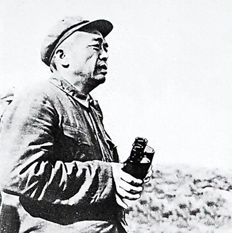 1929年3月，江西于都，一声闷响从邮局里传出来。红五军党代表滕代远仰面栽