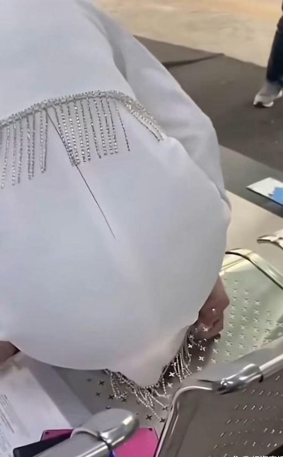 这谁设计的椅子呀，这下可尴尬了