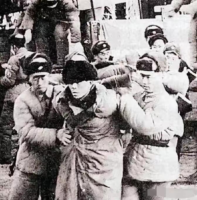 1978年，浙江黄岩，一大群警察冲进王金英家卧房，掀开了那块青石板，好家伙，底下