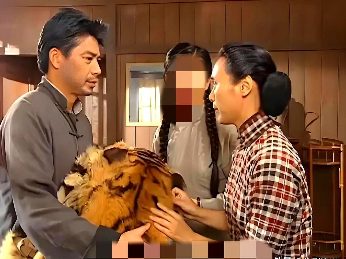 傅文佩这操作真把我看傻了！现在网上吵翻了，有人说她“重情分”重得没脑子——李