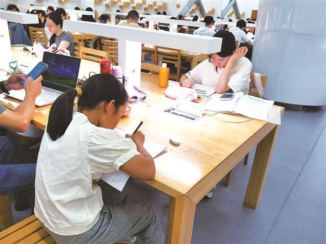老婆所在小学明天报名，今天上午老师集中开会。中午回来跟我说，从这个学期开始，