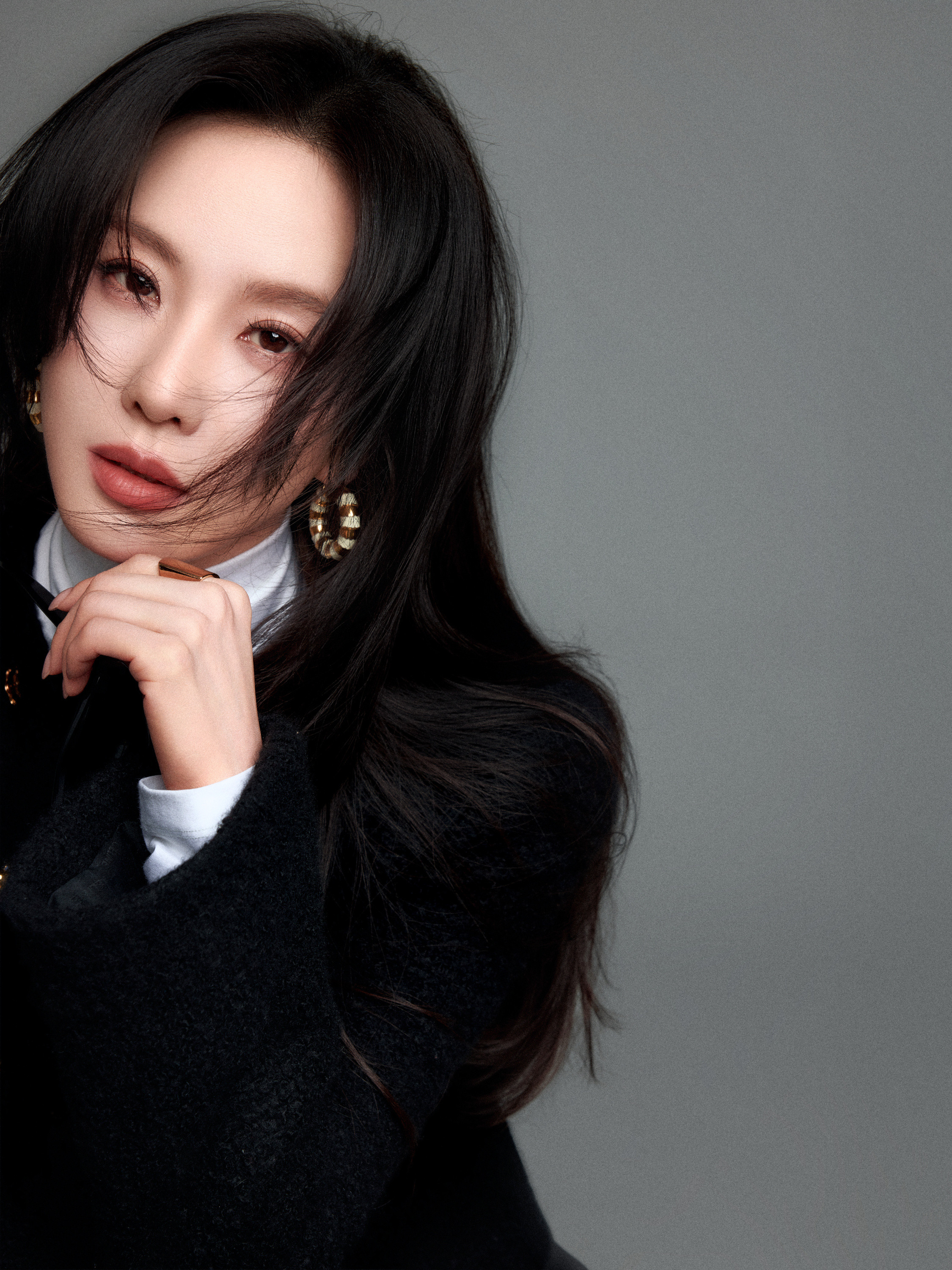 刘诗诗时光淬炼，步履从容，定格利落姿态。