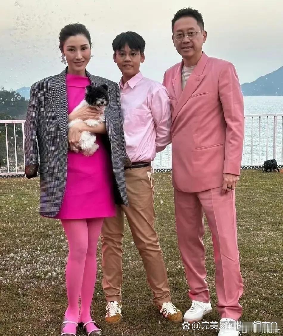 52岁的李嘉欣和60岁老公许晋亨，带着11岁儿子许建彤，在自家豪宅后花园拍了张全