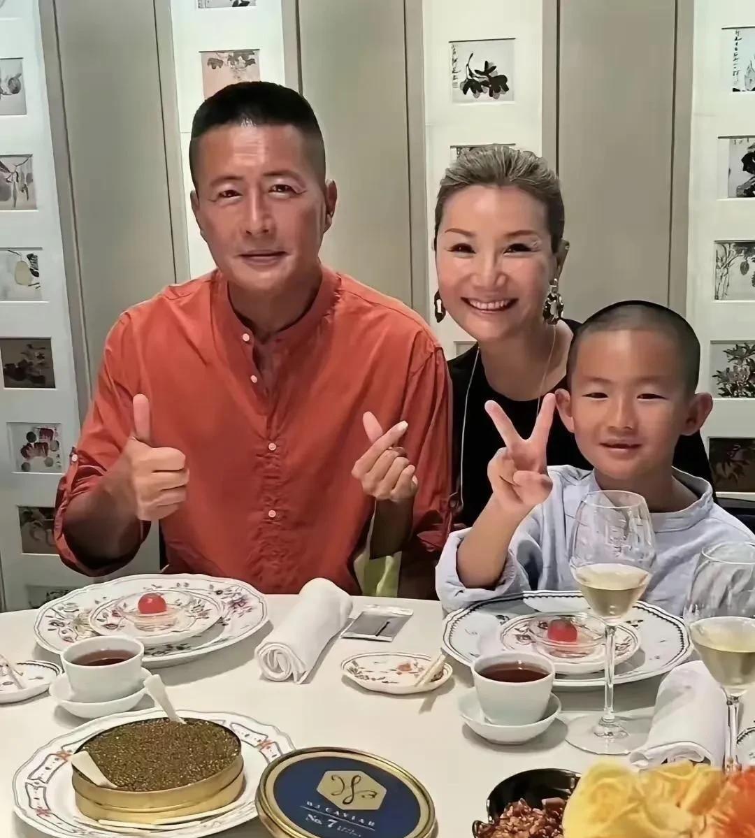 高曙光是我小时候认为最帅最帅的男人！现在的他把他小老婆都熬老了他还不老！男人的青