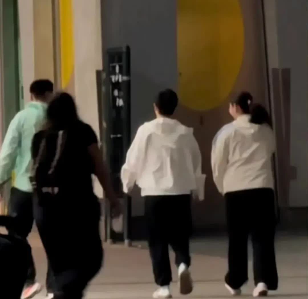 对于孙颖莎来说，在国外打比赛最大的优势，不是对手没变，而是她可以自由