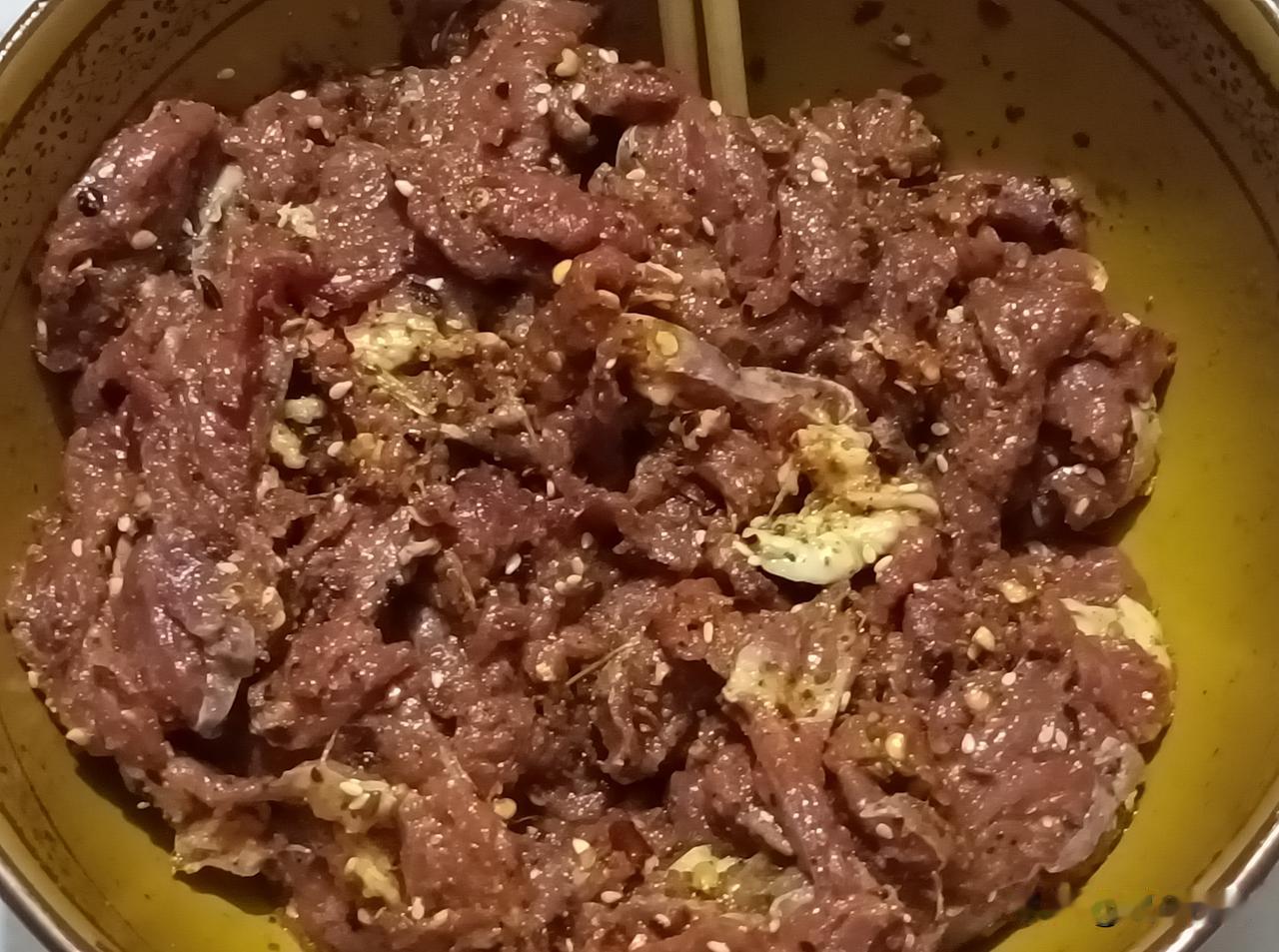 自己腌制的牛肉拿来烧烤，味道那叫一个绝！每次外出野炊，家人都点名要吃，还得把它当