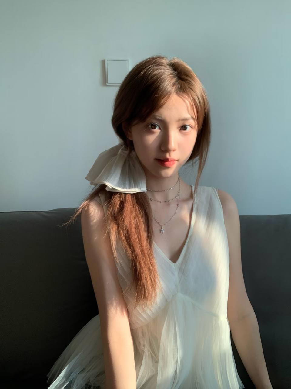 温柔甜美的少女自然光线下散发清新优雅的气息少女高清美女温柔美少女