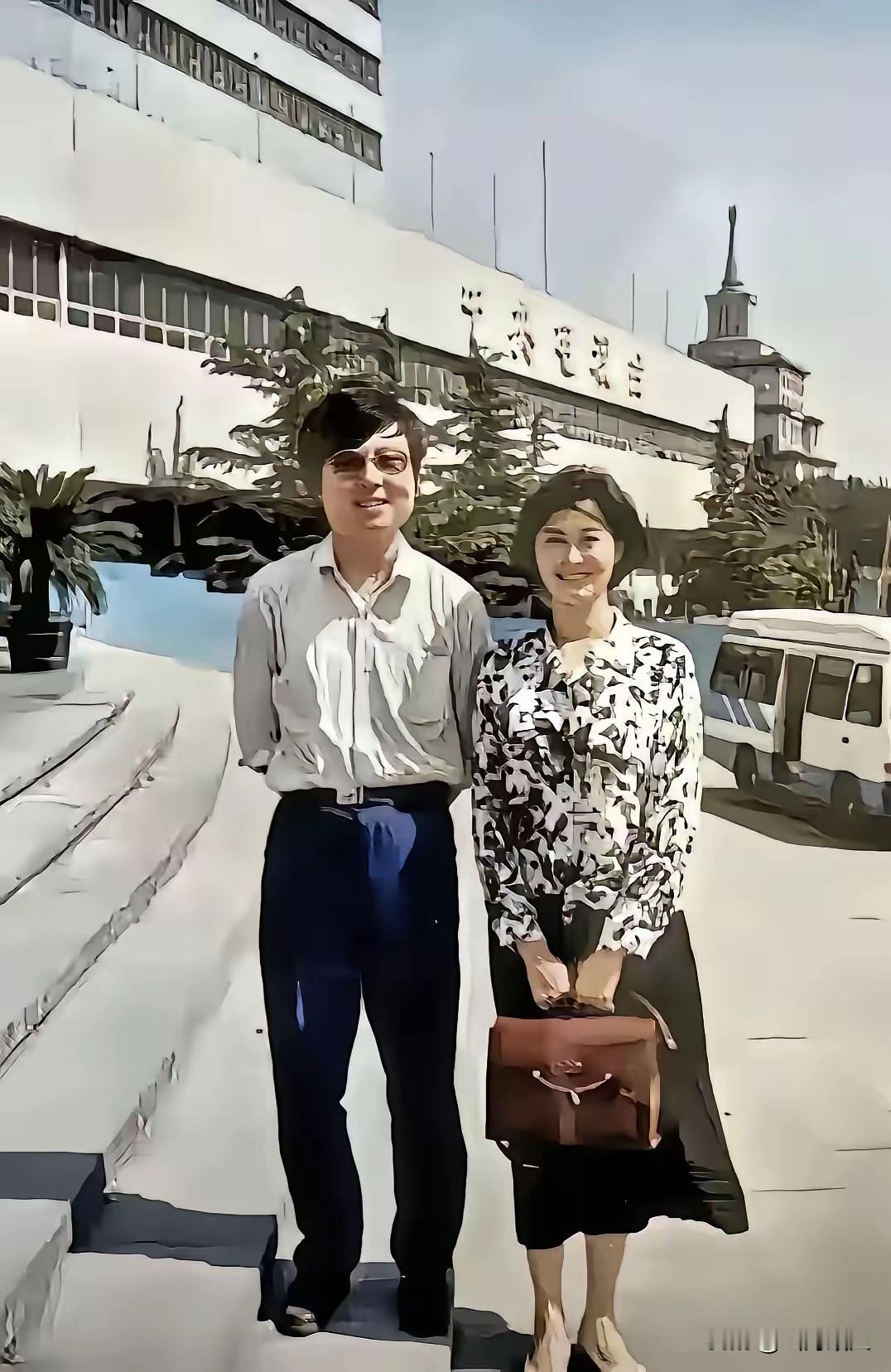 1983年哈尔滨的考研考场，一个没学过英语的女人和另一个没学过英语的男人，对着卷