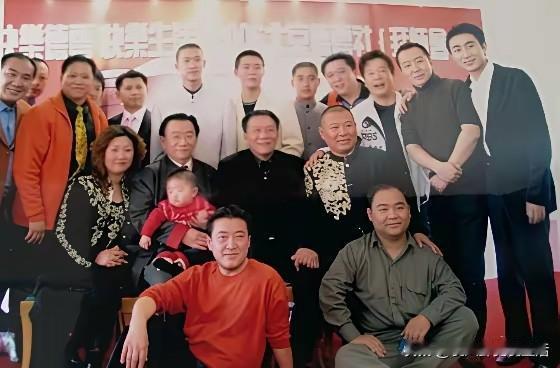 想当初在一个照片里合影儿的这些人，现在很多都分道扬镳，甚至是非常对立了。侯耀