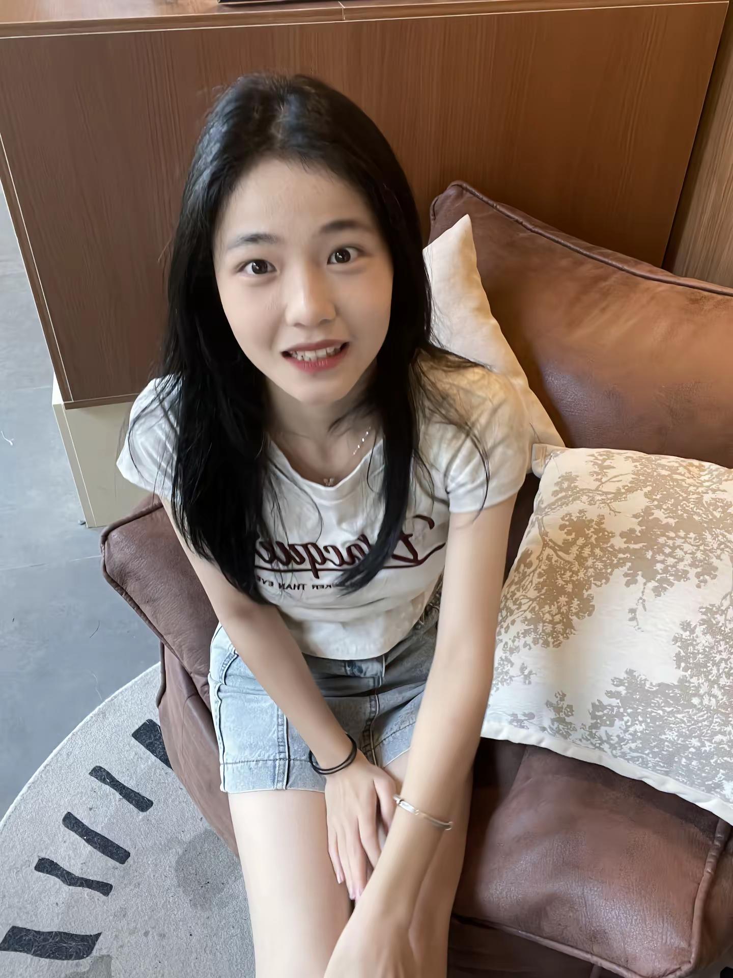 黑发笨蛋美女<!--{img:1...