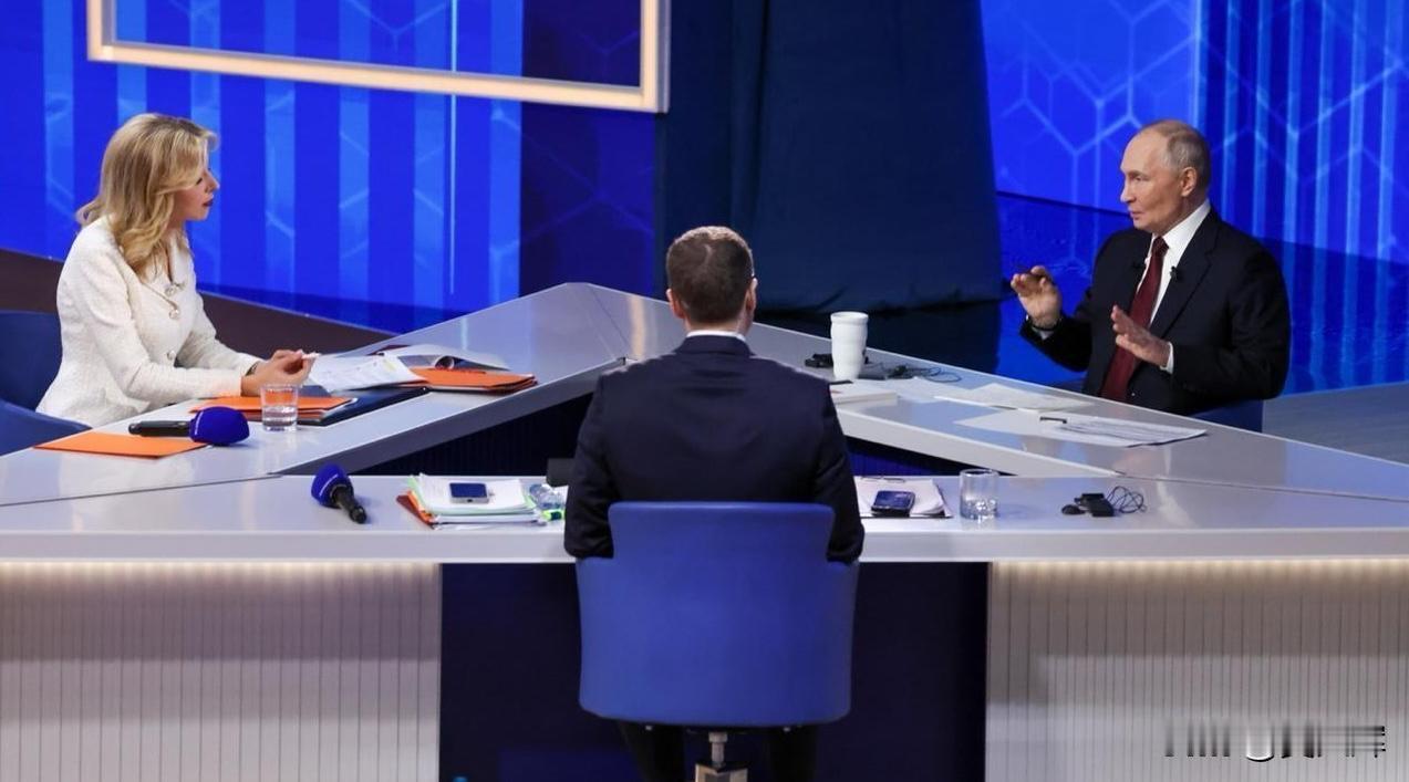 【普京：俄罗斯要求在本国境内的乌克兰人也参与选举投票】12月19日，普京在“