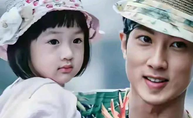 感觉吴尊女儿软软萌萌幼儿的样子就在几年前，她怎么一下子就长那么大了。看着小孩长大
