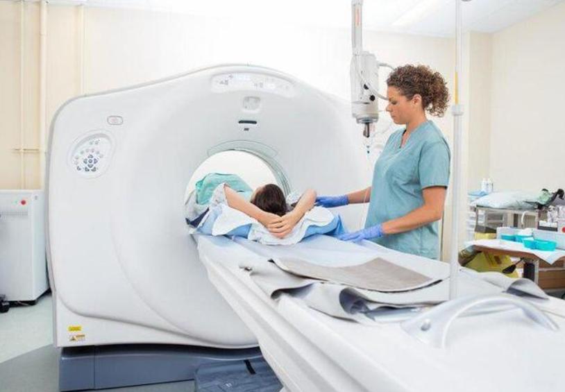 一个亲戚49岁，最初是肋骨下面疼，然后一直转移到胸上，目前就是胸痛加胸闷。我问他