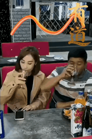 相亲女子这回傻眼了吧？相亲骗吃喝，还骗别人买手机，吃饭拍照晒朋友圈，相亲对象想看