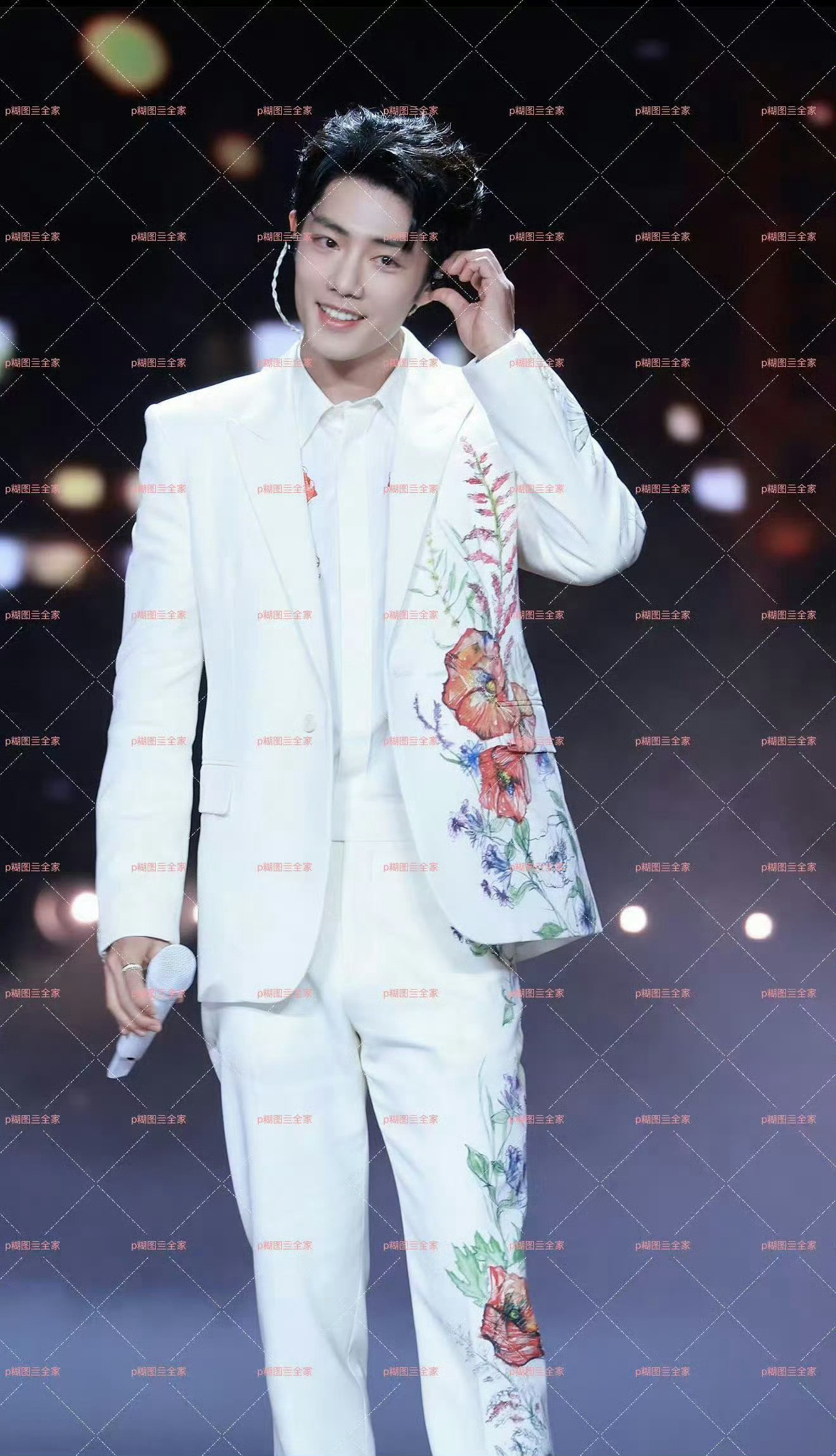 肖战北京卫视春晚路透来了真的好帅的一张脸大过年的就得看点喜庆的真帅哥马年，白马王