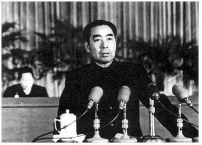 1954年，中国刚打完朝鲜战争，经济快撑不住了。这时接到通知要去日内瓦开会，全世