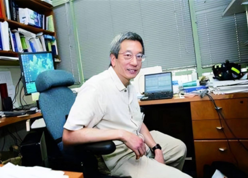 “我是美国人，不是中国科学家！”2008年，身为钱学森侄子的钱永健公然否认自己是