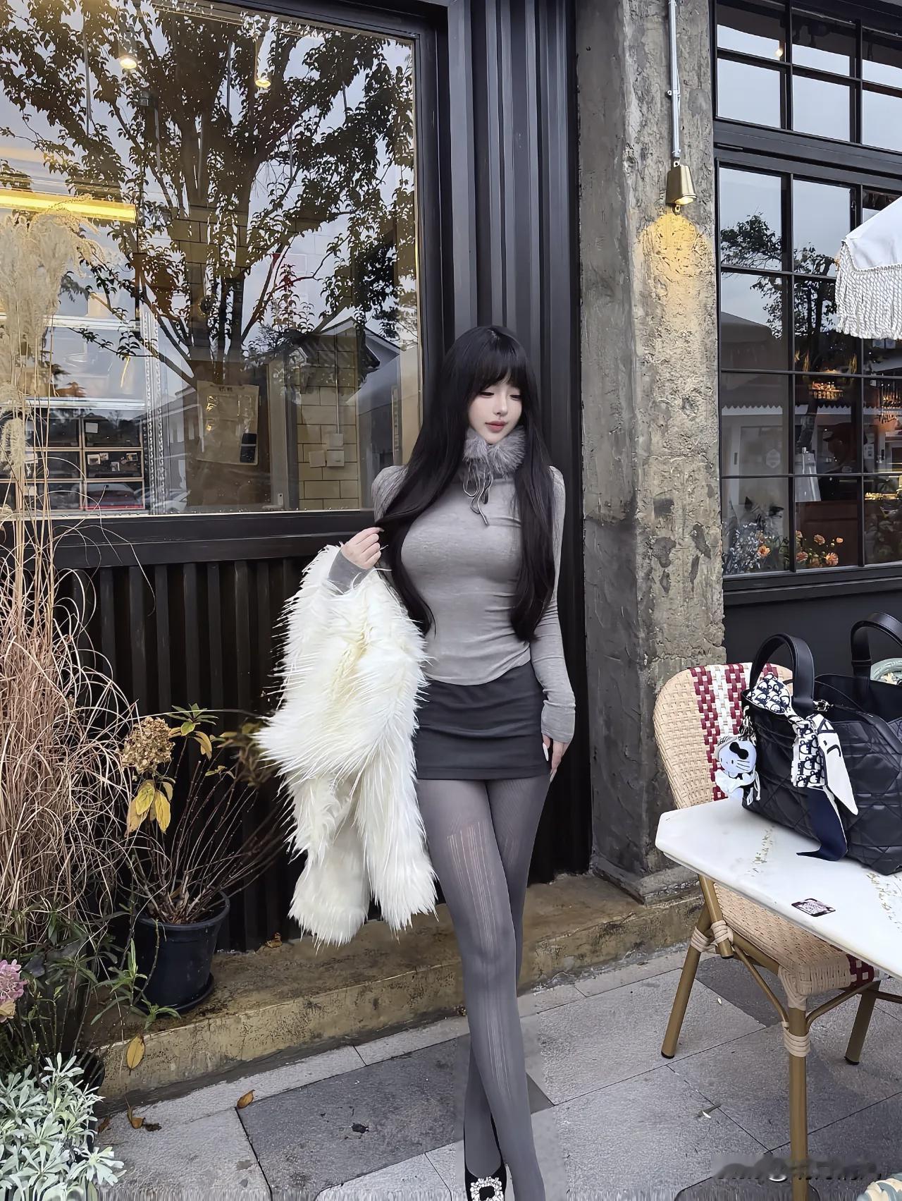 冬日氛围感街拍，不需要大太阳，阴天或傍晚的冷调光线反而更出片。门口、墙边，一处有