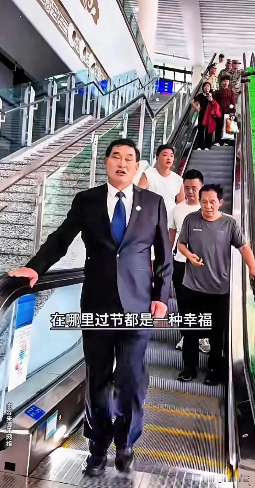 大衣哥这儿子自从减肥成功后，看着比朱之文还精神，帅气！也越来越担当，遇到陈萌后，