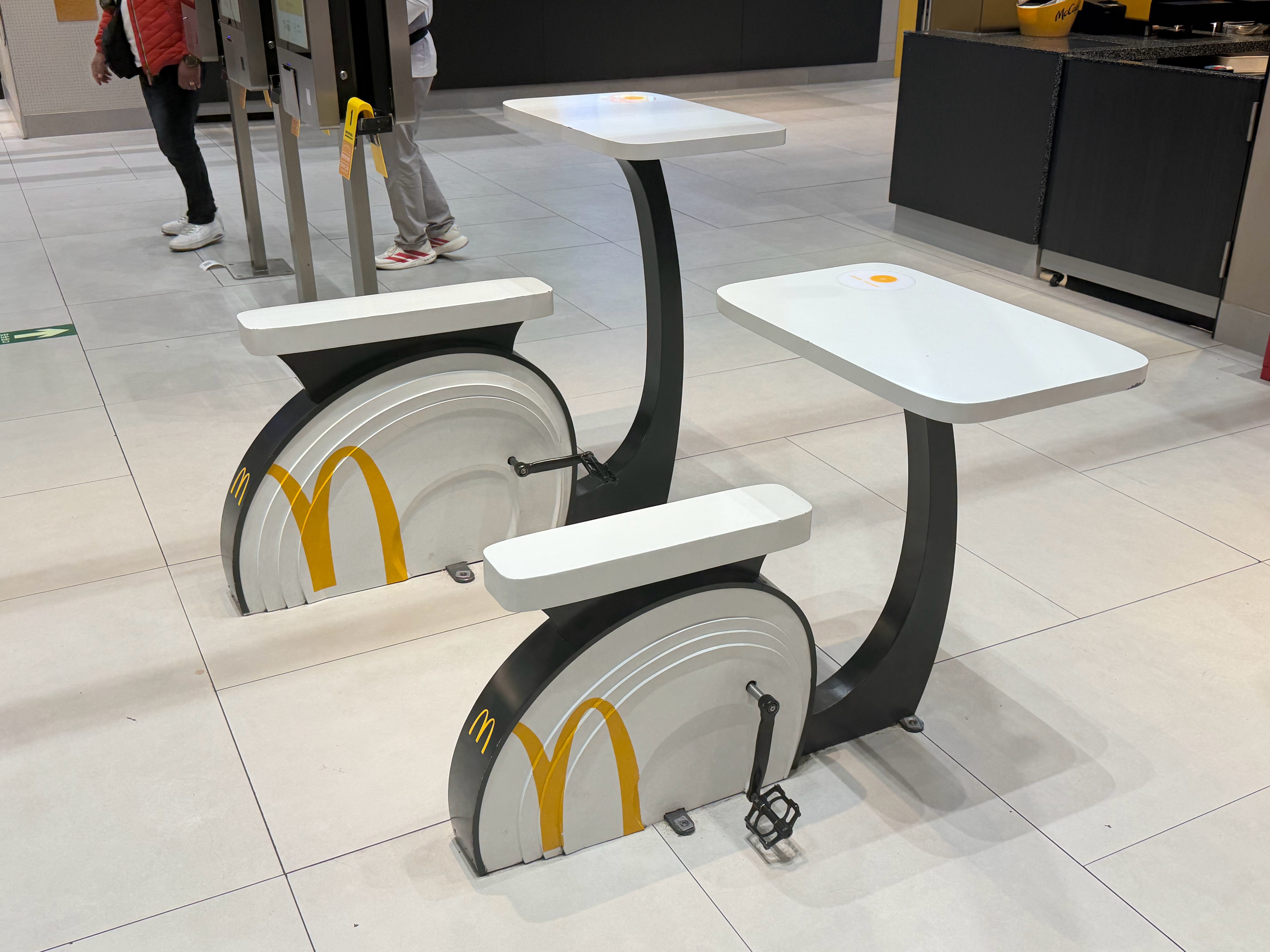 靠太卷了麦当劳一边吃一边消耗卡路里是吧北京·首都机场T3航站楼