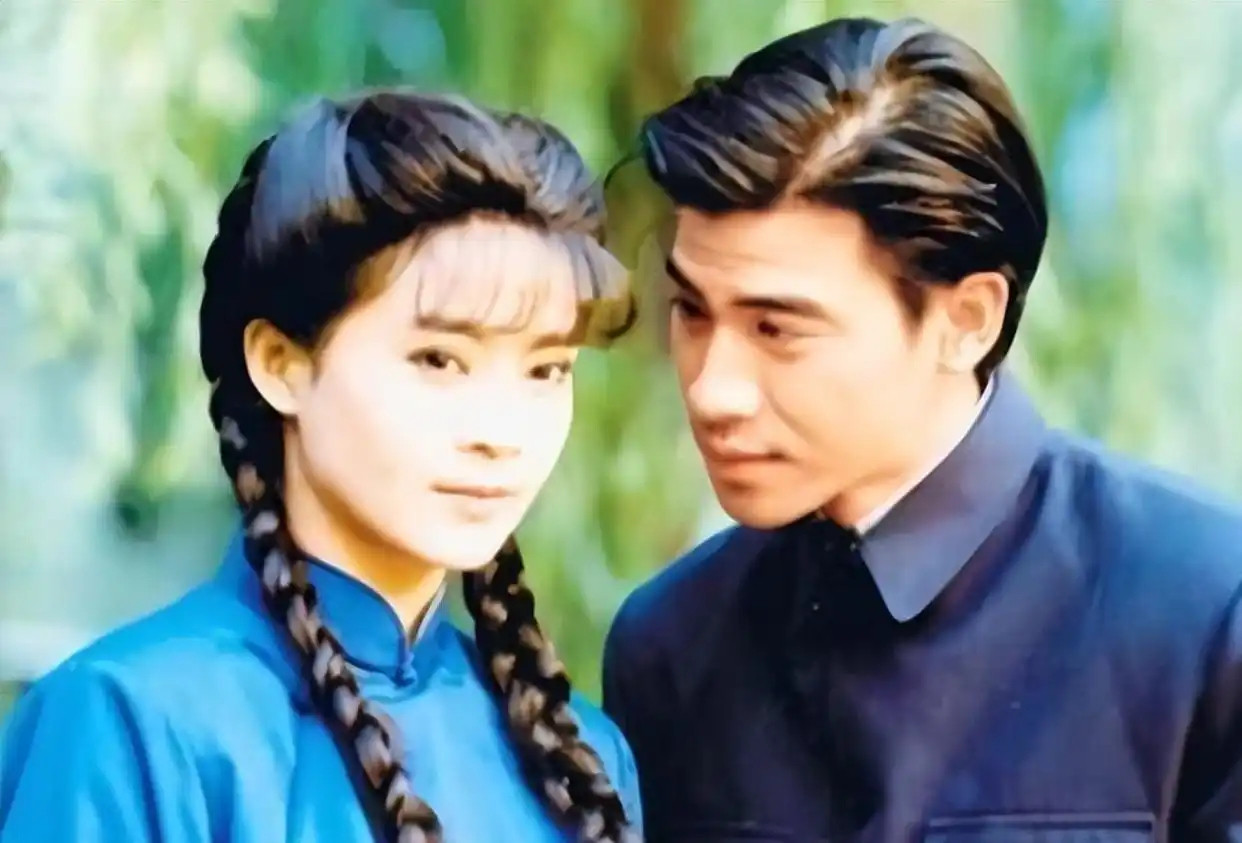 翁家明夫妻打卡龙虾沙茶面，62岁俞小凡换新发型减龄，单看体态若三十岁模样