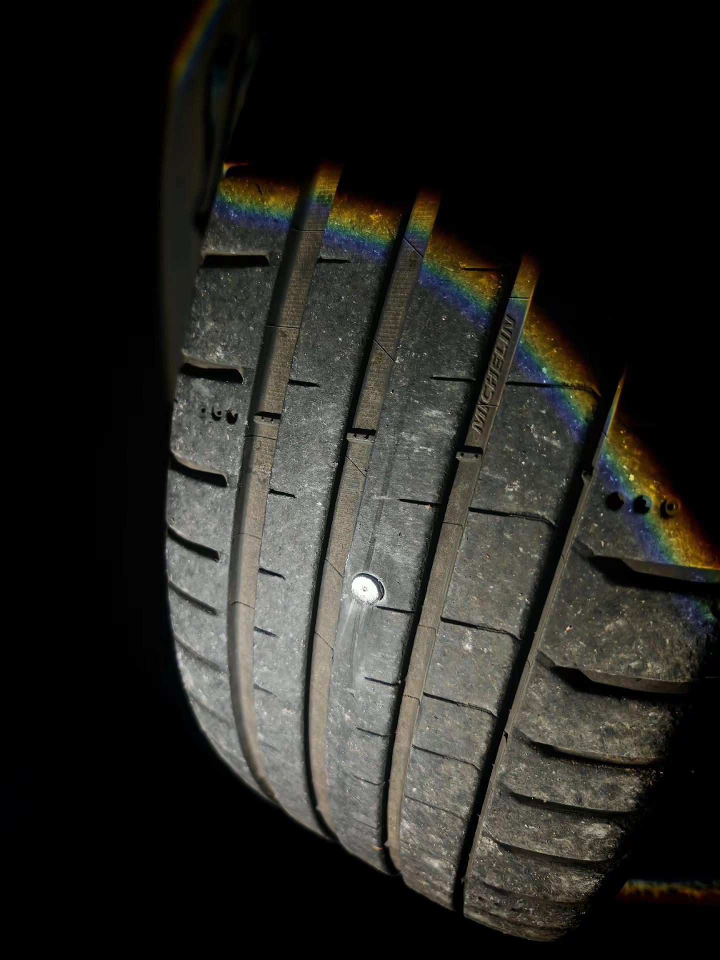 本就不富裕的生活又雪上加霜了。这轮胎都扎两次了，为啥每次都扎的是同一个轮胎啊我好好的米其林啊！😭光