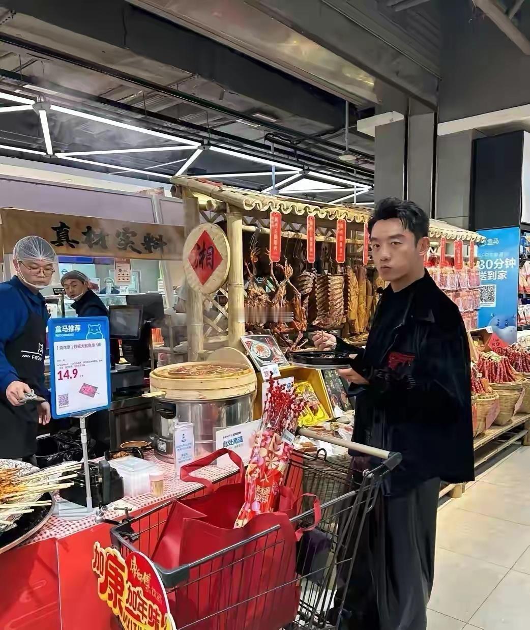 在盒马先生偶﻿遇郑⁠恺了‍﻿，本人真的挺帅，但也是真‎‏﻿的﻿‍矮，身﻿高‎挺﻿