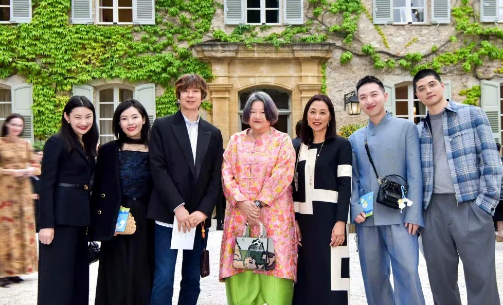 不死心洪晃是真的很懂怎么打翻时尚圈的调色盘的。这次去参加Dior时尚活动，她