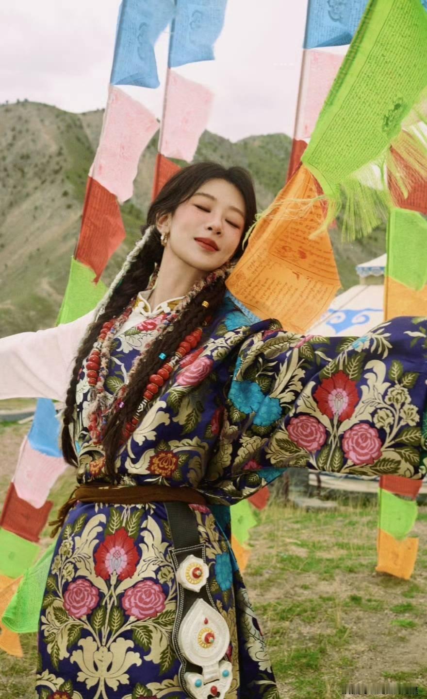 杨紫藏袍生命树白菊返场阔别高原，白菊终于回娘家。重返《生命树》青海取景地，一身非