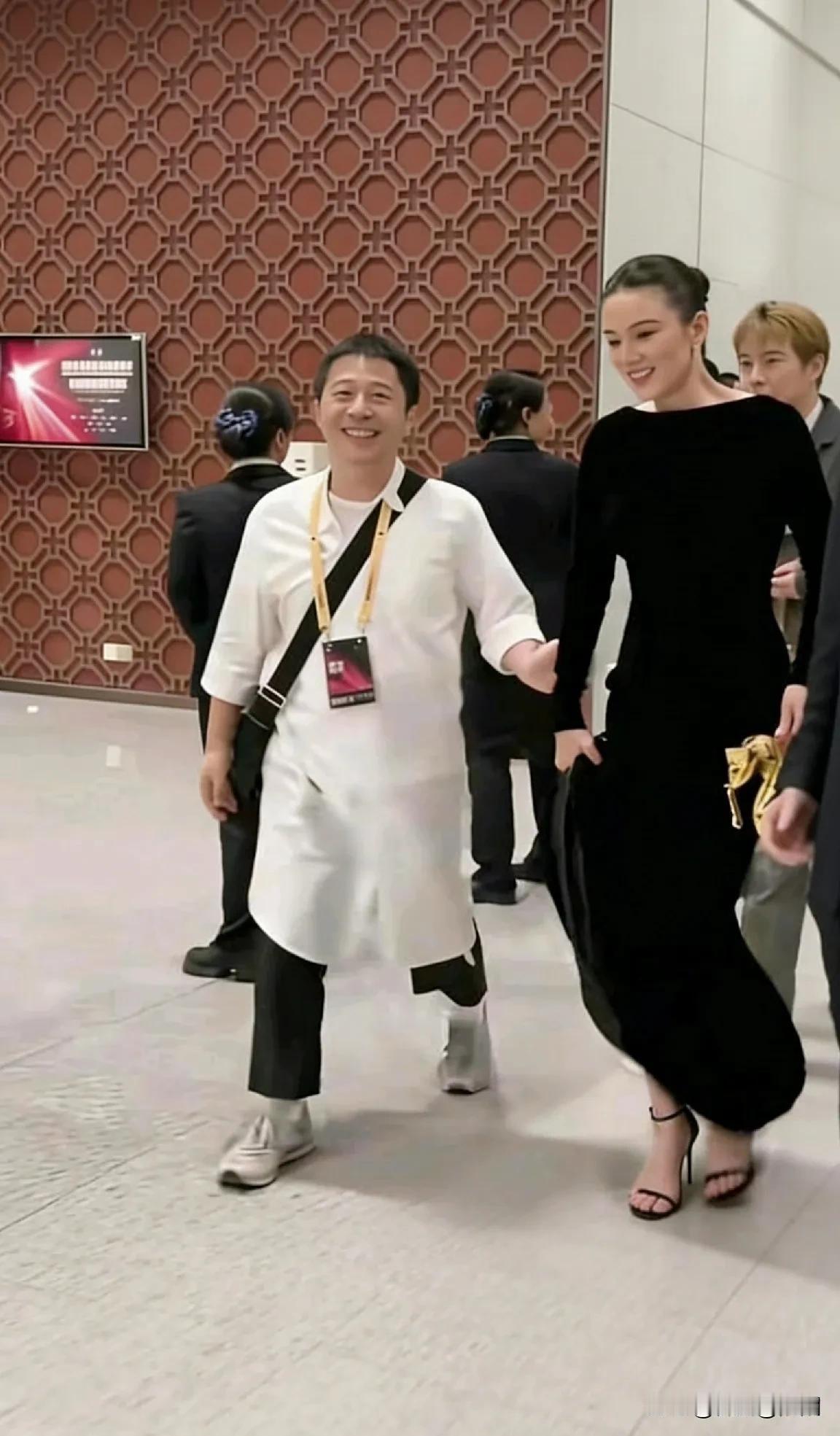 图片是宋佳与她的丈夫王伟。‌宋佳‌：中国内地知名女演员，凭借扎实演技多次斩获