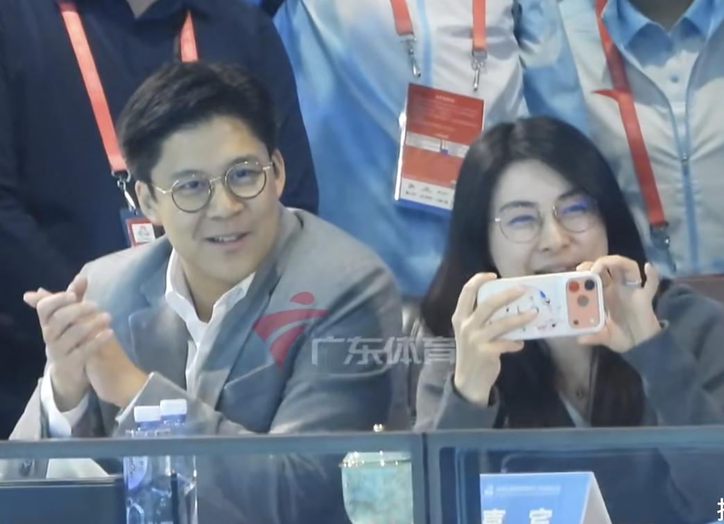 我闺蜜看到郭晶晶和霍启刚一起看游泳比赛的视频，竟然跟我说，郭晶晶在豪门太太圈的人